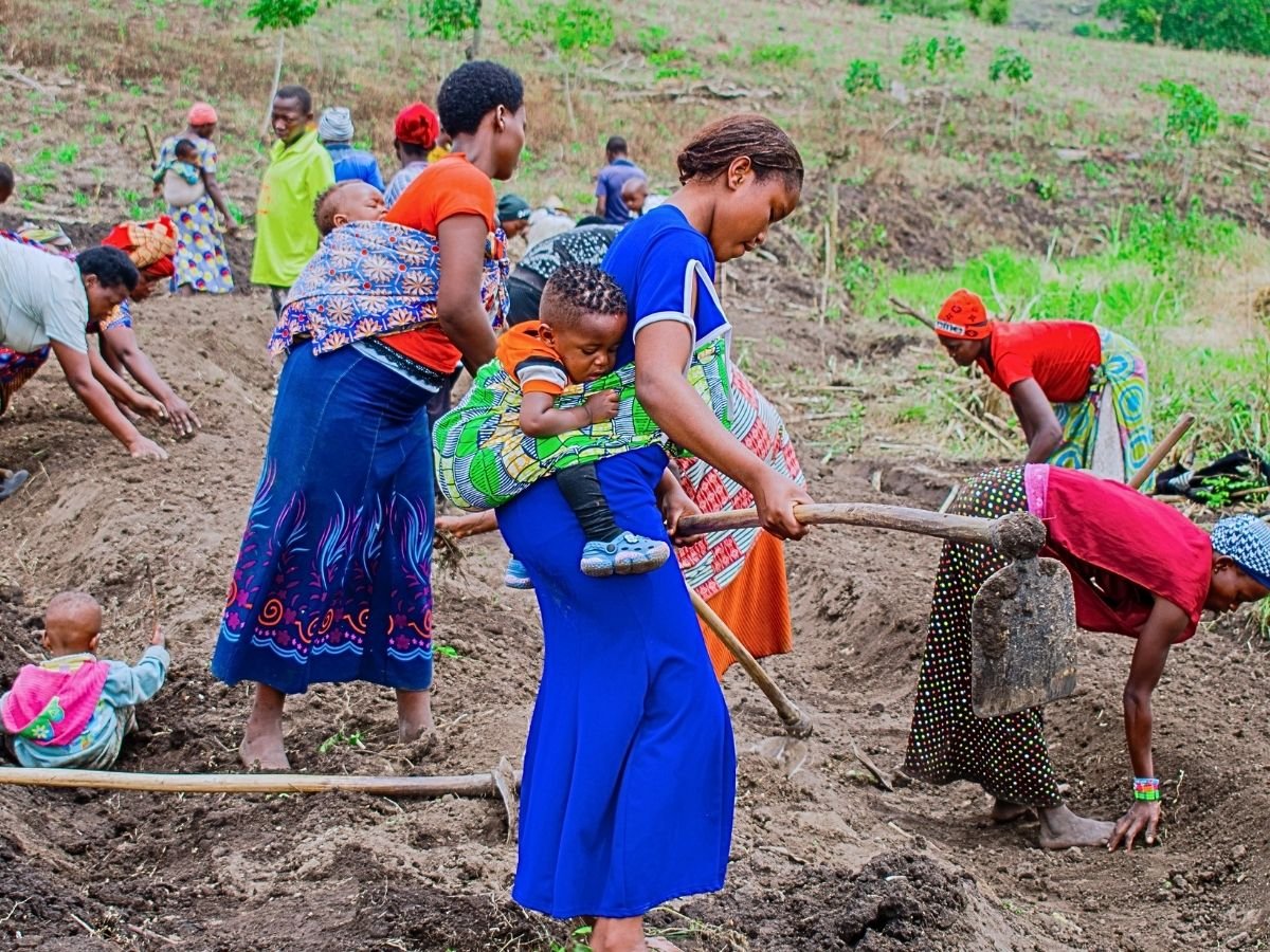 P4T Global - Children receiving food support in refugee community